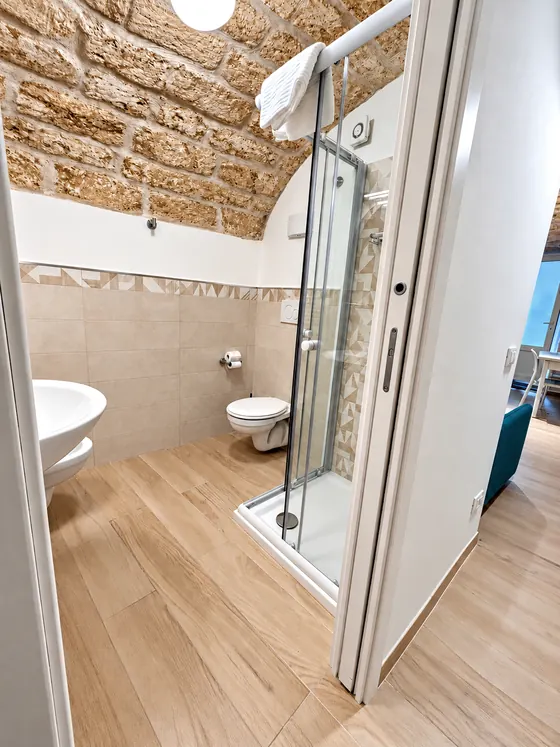 Un bagno con il box doccia