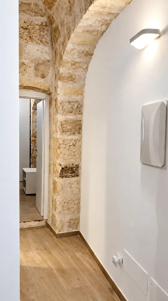 Il corridoio sotto gli archi in tufo