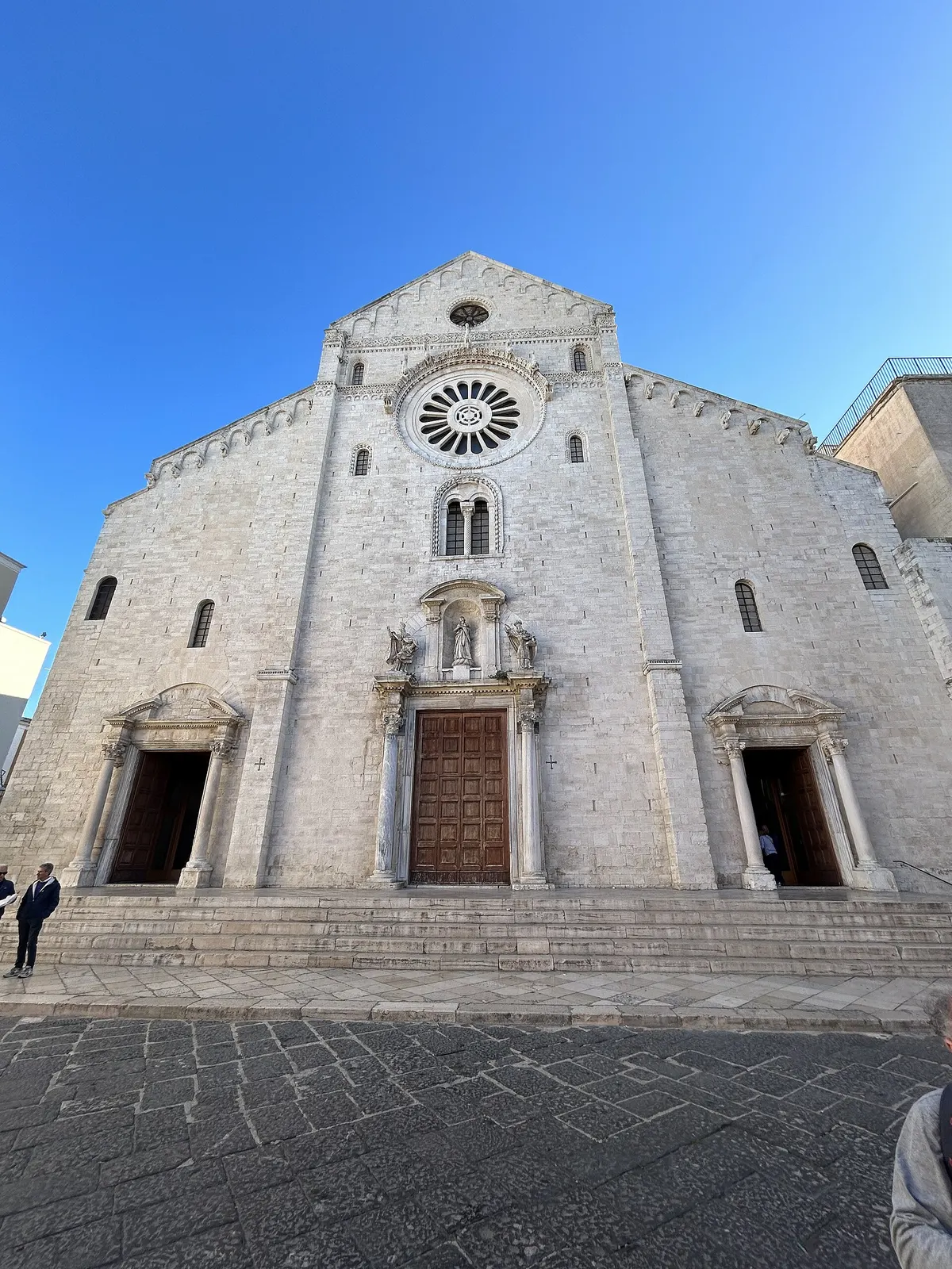 La facciata della Cattedrale di San Sabino con il rosone, a Bari