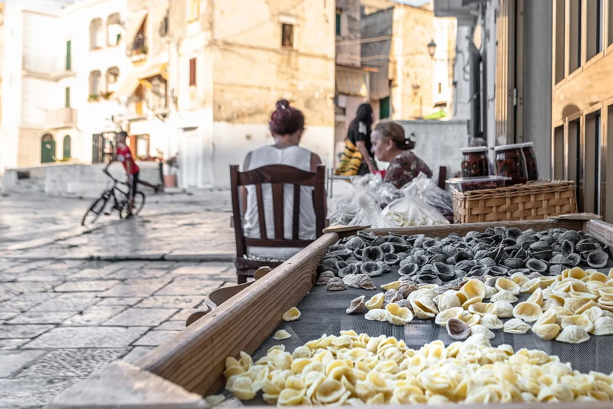 Le orecchiette fatte a mano, ad asciugare sulle tavole in una strada di Bari Vecchia