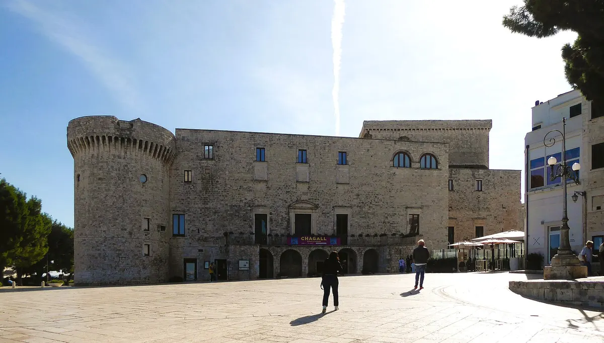 Il castello di Conversano, con la torre cilindrica, sulla piazza