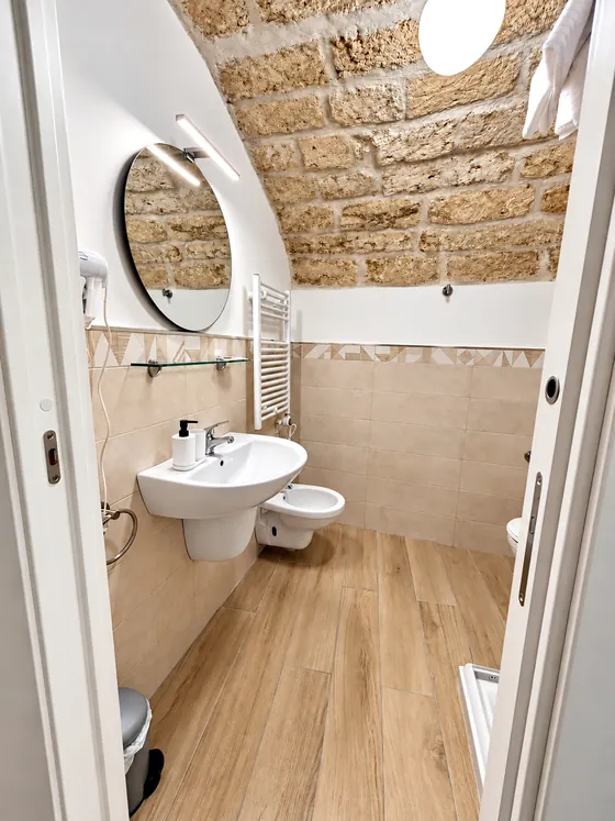 Un bagno con il lavabo