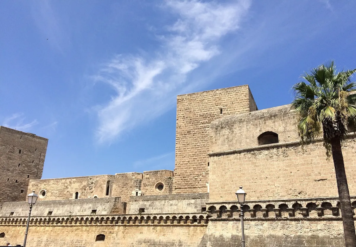 Le mura e le torri del Castello Normanno-Svevo di Bari