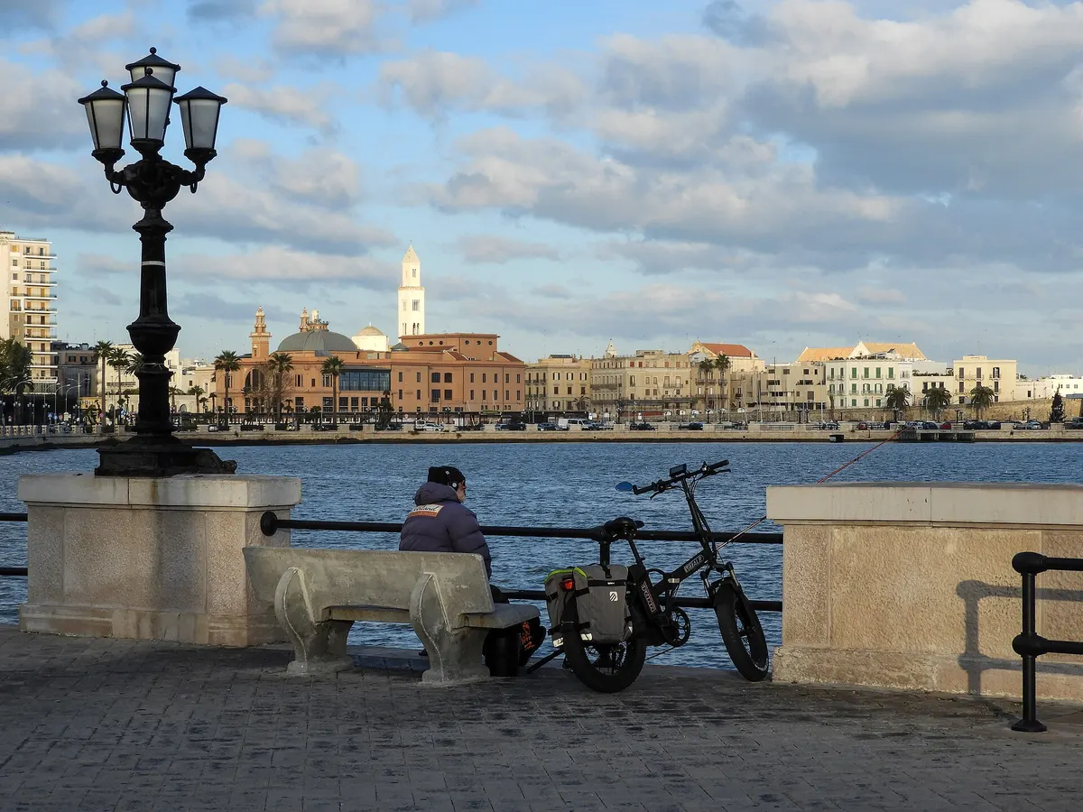 Il lungomare Nazario Sauro di Bari, con i lampioni e la città sullo sfondo