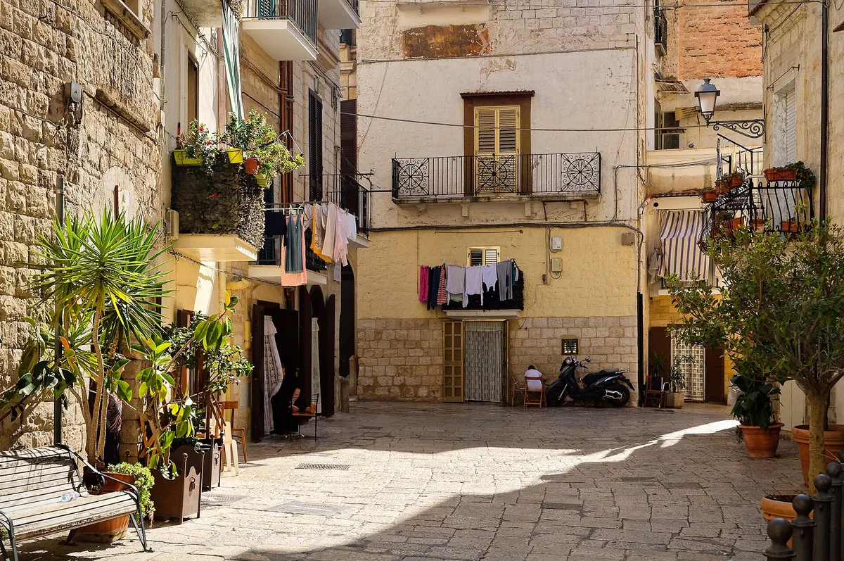 Una piazza di Bari Vecchia, con le case in pietra e i panni stesi