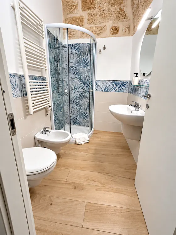 Un bagno con la doccia e lo scaldasalviette